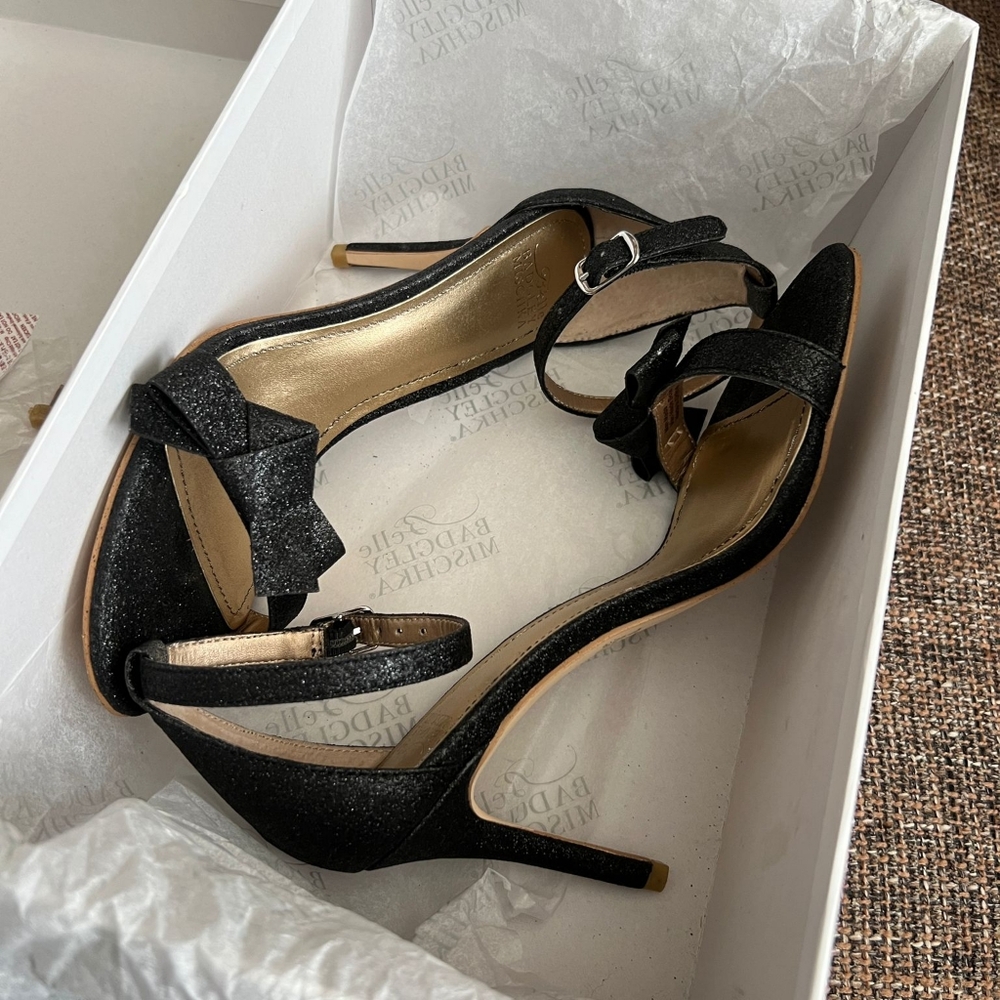 New NIOB, Women's Belle Badgley Mischka Black Nicole Bow Sparkley Heels, Size 6